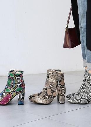 👢👢👢трендові зручні під шкіру батальйони челсі на резинці принт пітон