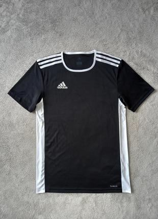 Брендова футболка adidas.