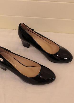 Лаковые черные туфли 36 размера на удобном каблуке2 фото