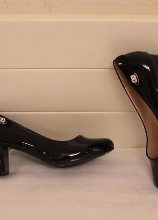 Лаковые черные туфли 36 размера на удобном каблуке4 фото