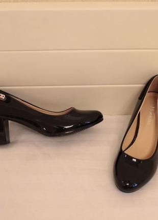 Лаковые черные туфли 36 размера на удобном каблуке3 фото