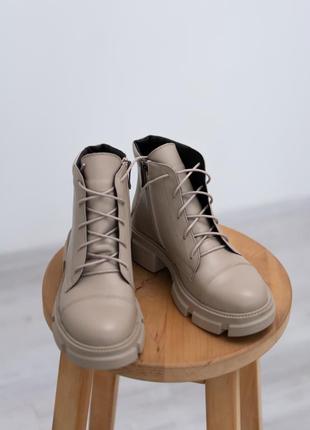 Демисезонные ботинки бежевого цвета из натуральной кожи5 фото