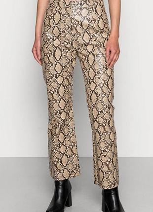 Мегакрутые укороченные брюки из экокожи в змеиный принт primark