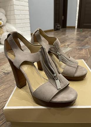 Босоніжки . michael kors