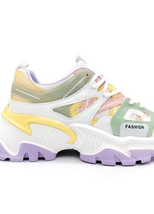 Женские светлые кроссовки.