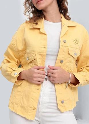Желтая джинсовая курточка.