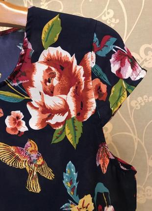 Очень красивая и стильная брендовая блузка в цветах и птицах.4 фото