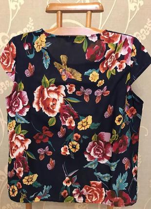 Очень красивая и стильная брендовая блузка в цветах и птицах.2 фото