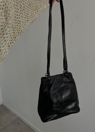 Чорна вінтажна шкіряна сумочка на довгих ручках1 фото