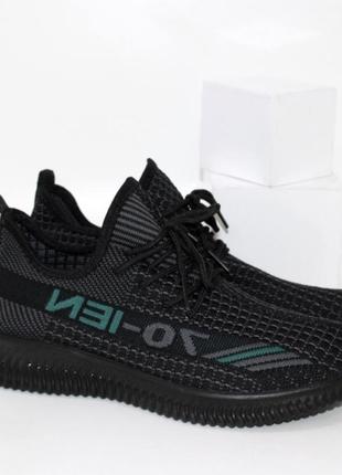 Темні текстильні кросівки