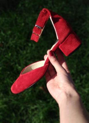 Туфли замшевые красные с круглым носком на каблуке 4см5 фото