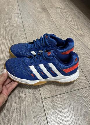 Кроссовки adidas essence