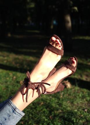 Босоножки из натуральной кожи(замши) на низком каблуке со шнуровкой3 фото