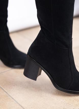 Демисезонные черные женские замшевые сапоги на каблуке