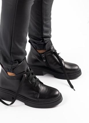Женские черные кожаные полуботинки на шнурках9 фото