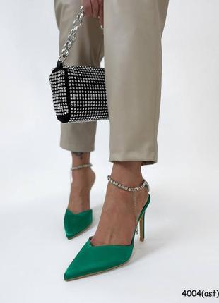 Туфли изумрудные с острым носиком с цепочкой с камушками