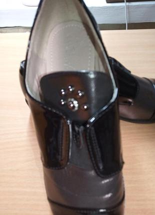 Новые лаковые женские туфли