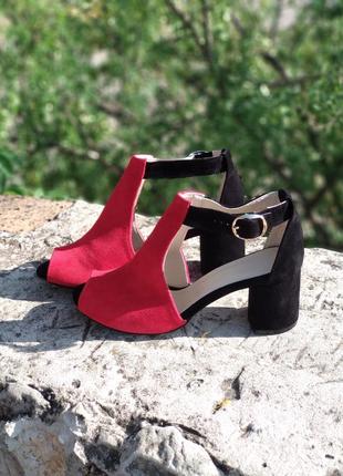 Босоніжки з натуральної замші , шкіри з круглим носком на низькому підборі 6 см