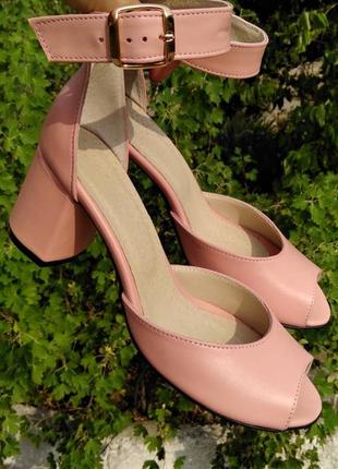 Босоніжки з натуральної шкіри пудра , рожеві , бежеві з круглим носком на низькому підборі 6 см