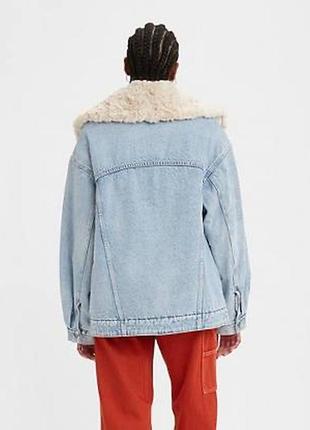 Женская oversize джинсовая курточка с мехом levi’s4 фото
