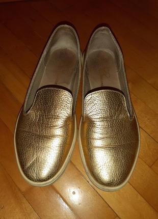 Золоті шкіряні туфлі