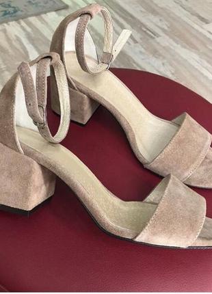 Босоножки из натуральной кожи(замши)  лате на не высоком каблуке!