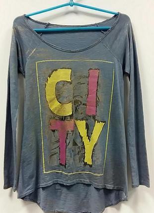 Трикотажный батник с ярким принтом.