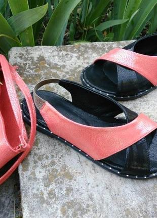 Сандалии кожаные  с переплетом черной и коралловой кожи