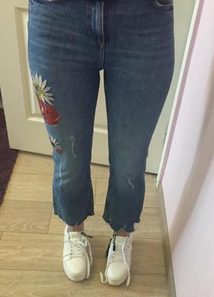 Zara, джинсы, рваный низ, вышивка, клеш, кюлоты3 фото