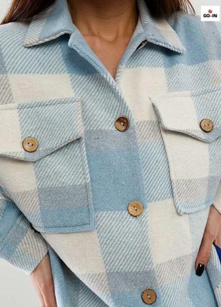 Женская тёплая модная рубашка в клетку голубого цвета5 фото
