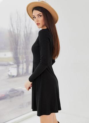 Молодежное однотонное черное приталенное платье с узкими рукавами3 фото