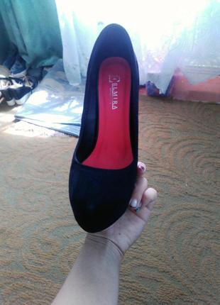 В таких туфлях можна і на червону доріжку :)4 фото