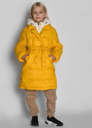 Практичный модный брендовый зимний желтый пуховик для девочек1 фото