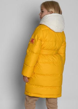 Практичный модный брендовый зимний желтый пуховик для девочек5 фото