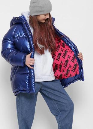 Трендовая блестящая зимняя куртка для девочки4 фото