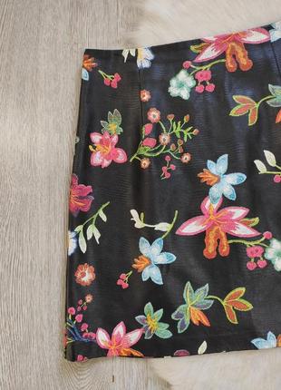 Черная кожаная короткая юбка мини с цветочной вышивкой принтом рисунком разноцветная befree5 фото