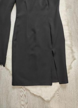 Черное короткое платье мини на одно плечо широким одним рукавом разрезом на ноге голым плечами4 фото