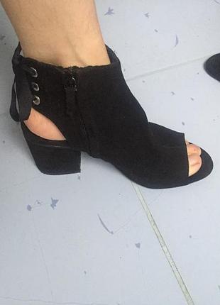 Туфлі stradivarius