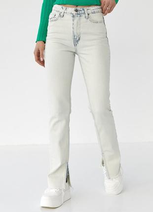Жіночі джинси з розрізами.