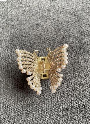Шпилька-краб метелик золотого кольору зі стразами та перлами