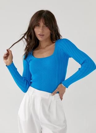 Жіночий пуловер у рубчик з квадратним декольте