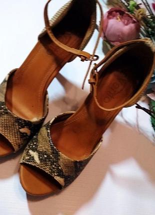 Шкіряні босоніжки