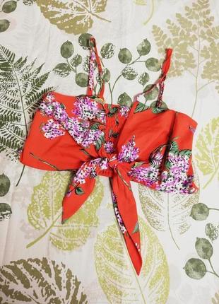 Фирменный яркий топ на завязках missguided