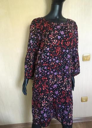 Натуральне плаття в квітковий принт з воланами на рукавах