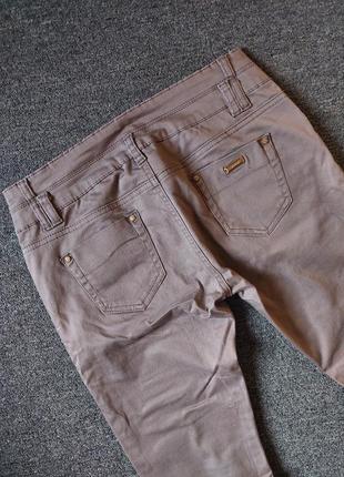 Стильные джинсы скинны пастельно шоколадного цвета4 фото