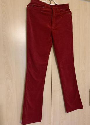 Яркие оригинальные микровельветовые джинсы.