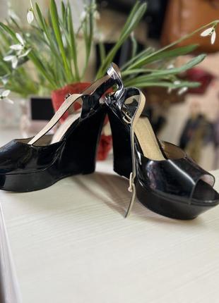Босоножки лаковые