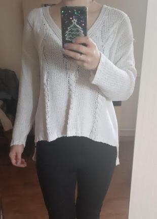 Красивый белый свитер
