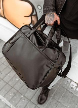 Чорна унісекс сумка з екошкіри для тренувань, подорожей жіноча дорожня сумка на довгих ручках