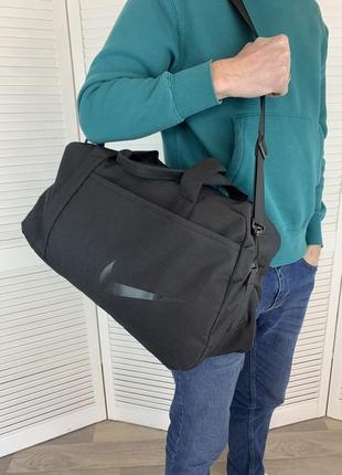 Жіноча спортивна сумка nike, чорна дорожня сумка найк у спорзал на довгому ремінці2 фото